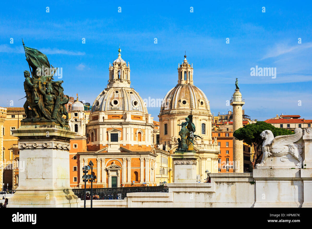Statue Details aus der Vorderseite der Altare Della Patria alias das Nationaldenkmal Vittorio Emanuele im Hinblick auf die Colonna Traiana und die Kuppeln der Stockfoto