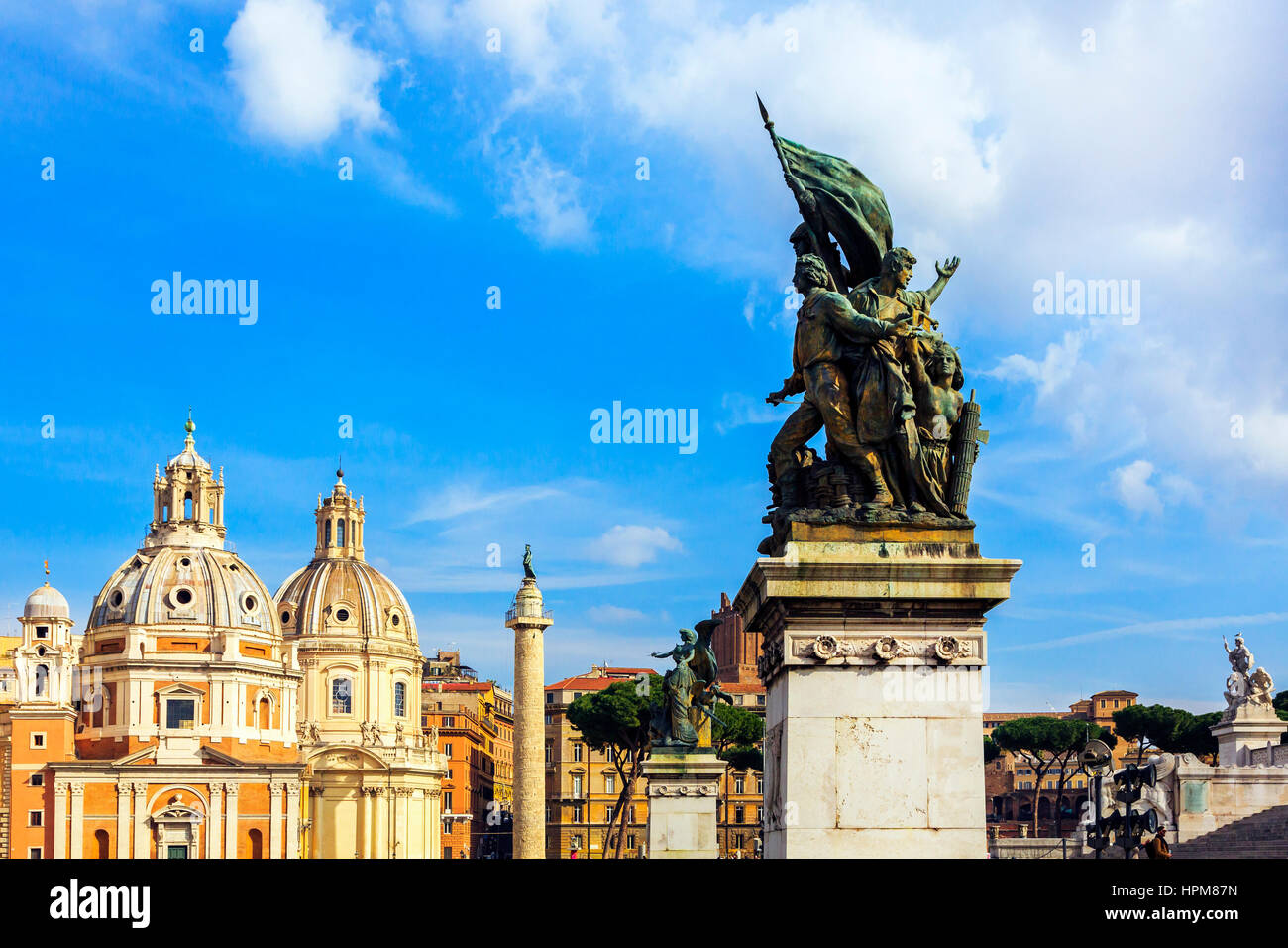 Statue Details aus der Vorderseite der Altare Della Patria alias das Nationaldenkmal Vittorio Emanuele im Hinblick auf die Colonna Traiana und die Kuppeln der Stockfoto
