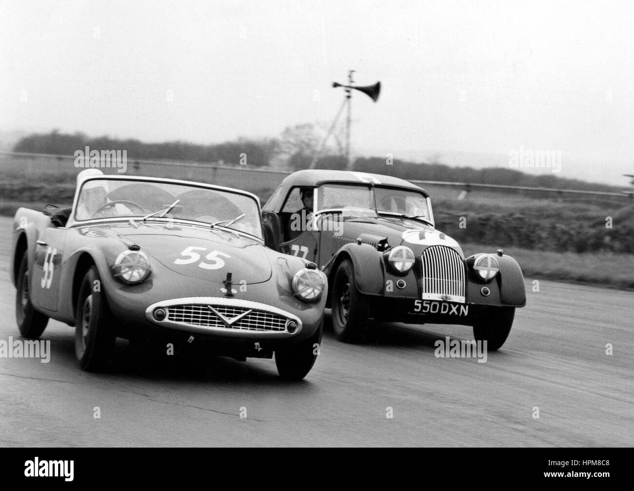 1961 Daimler SP250 (Hon. B. Fielding) und 1962 Morgan plus 4 (w.h. Jones). Silverstone 5. Mai 1962 Stockfoto