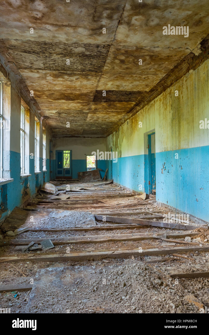 Die zerstörten langen Korridor der verlassenen Schule nach der Tschernobyl-Katastrophe In Evakuierungszone. Folgen der nuklearen Verschmutzung zwanzig Jahre später. Stockfoto