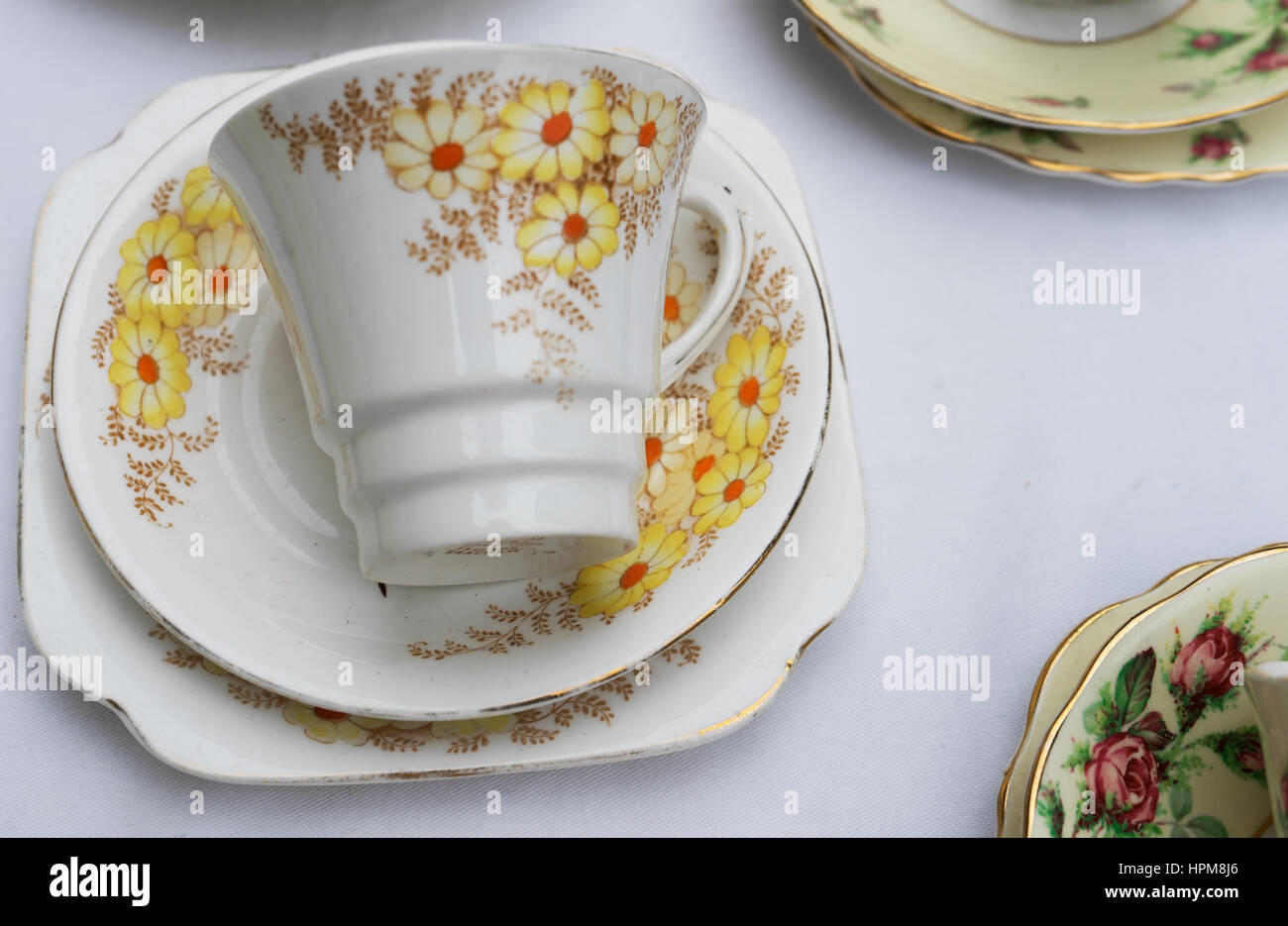 dekorativer Porzellanteller Tasse und Untertasse und Brot Stockfoto