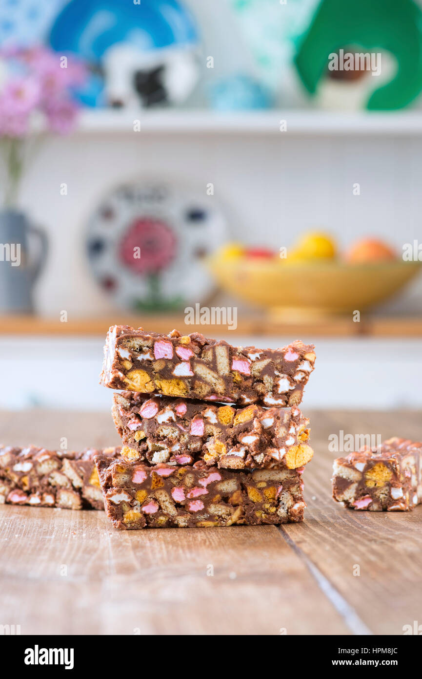 Schokolade und Süßigkeiten Fach backt mit Marshmallow und Waben gefüllt Stockfoto
