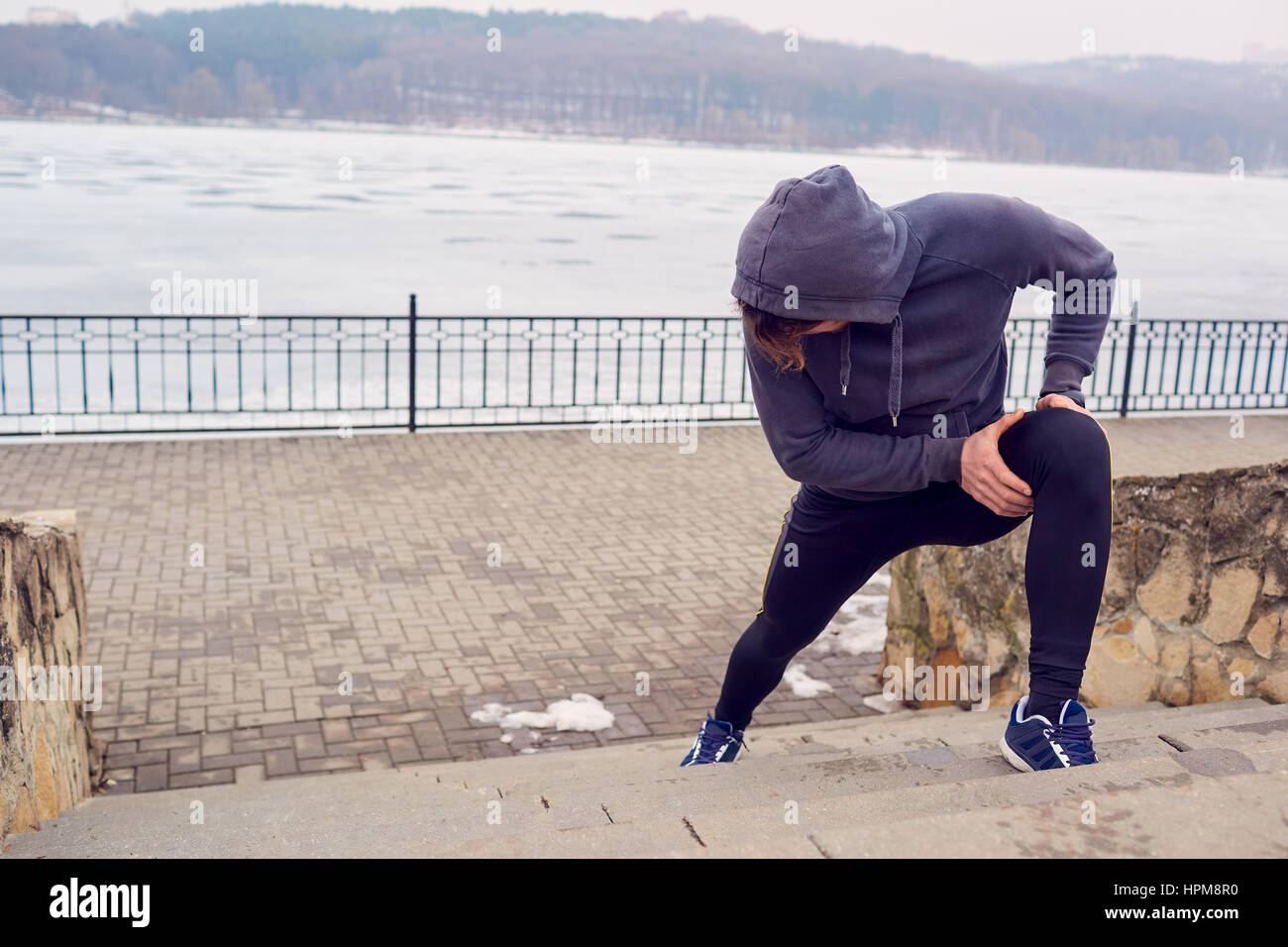 Athlet Mann Aufwärmen vor laufen. Sportleben Frühling winter Stockfoto