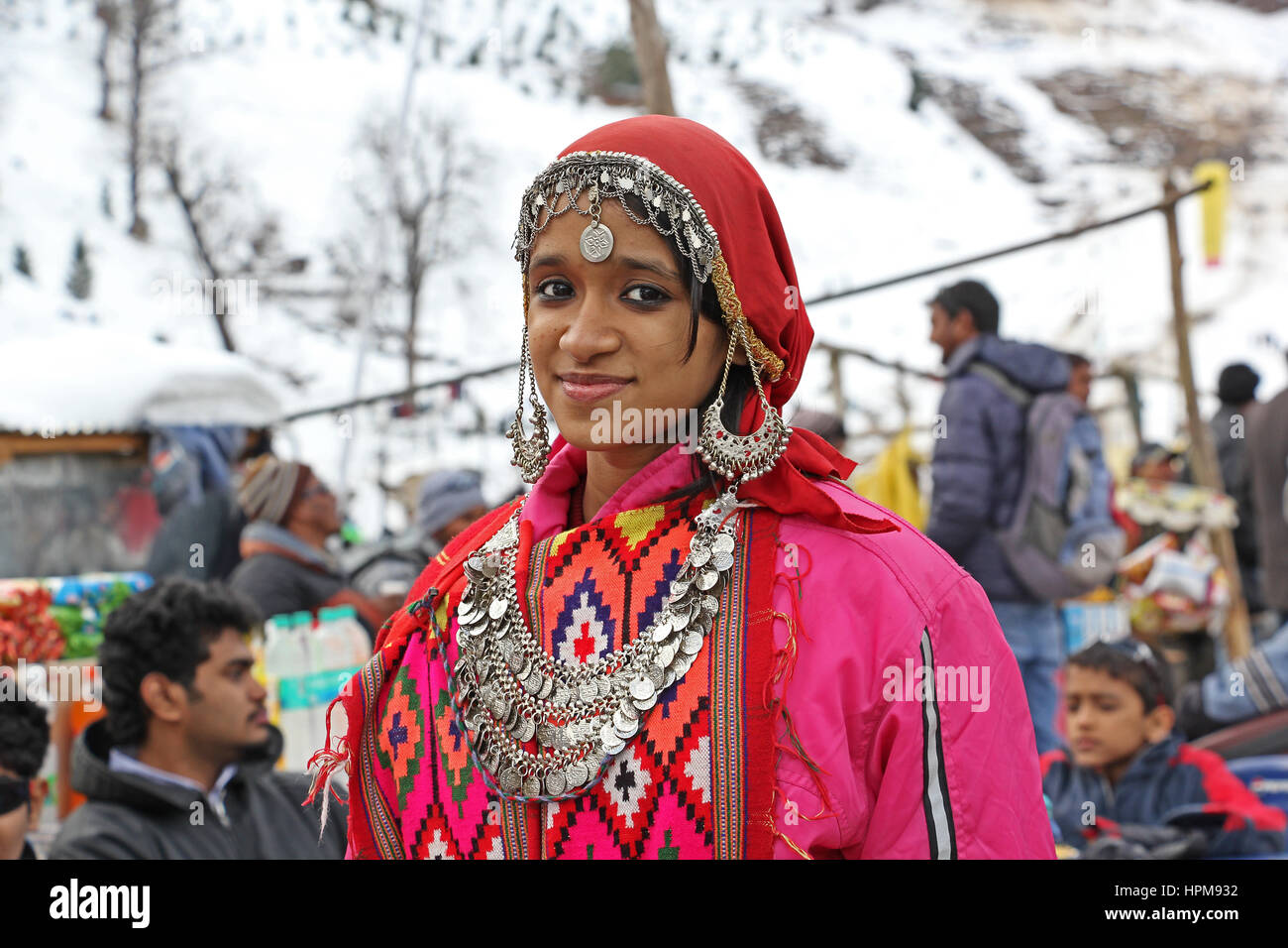 Schönes Teen Mädchen gekleidet in Stammes-Trachtenmode, Pattoo, Kullu-Tal in das Himalaya-Gebirge in Indien Stockfoto