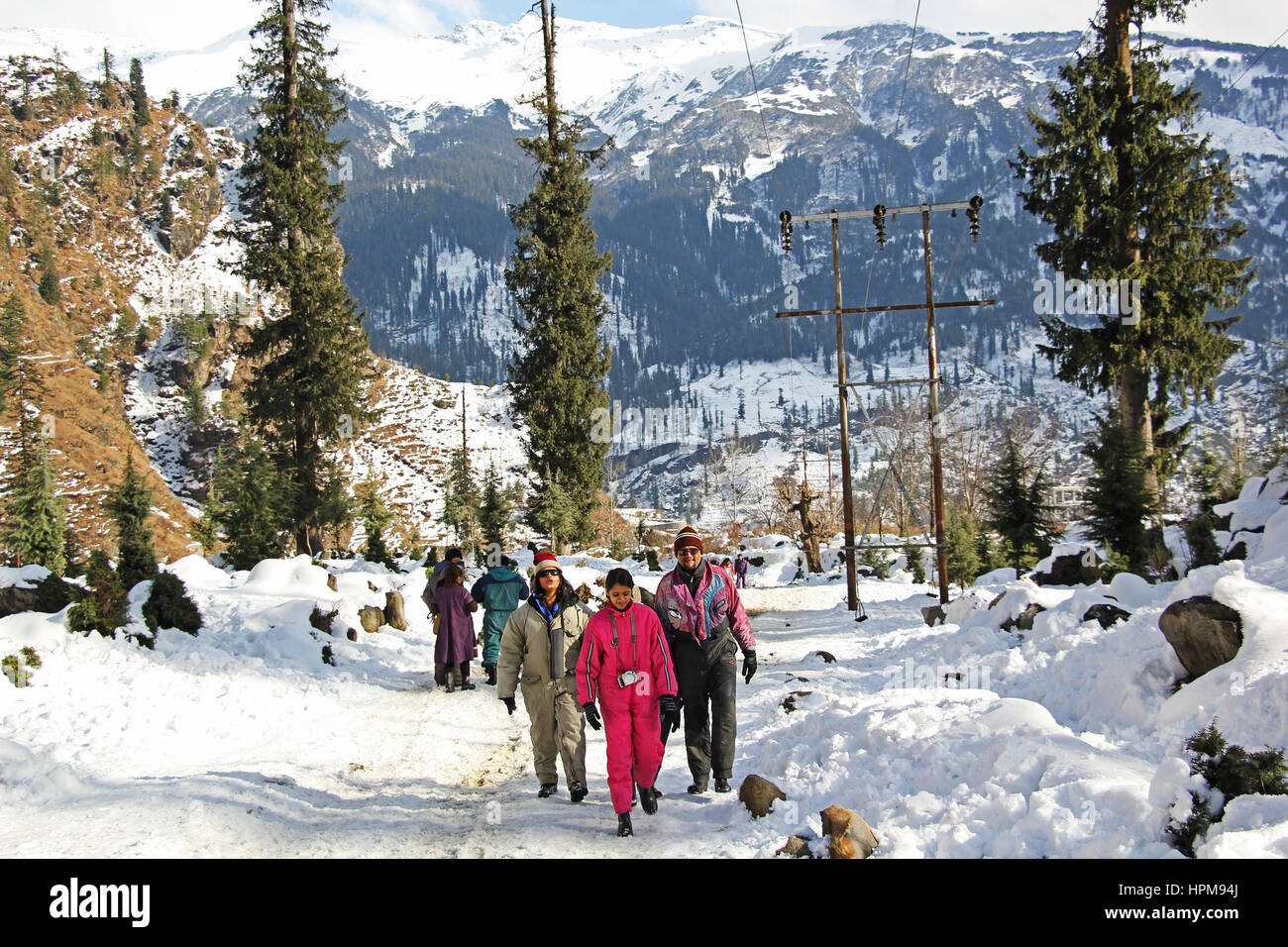 Trekking im verschneiten Himalaya-Gebirge in Manali, Indien Touristen. Stockfoto