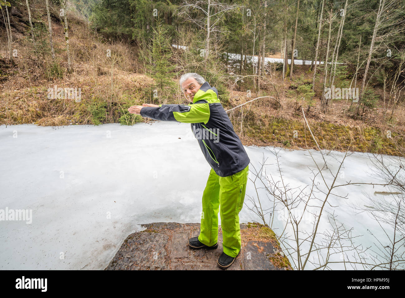 Glücklicher Mann Spaß haben, tanzen oder gehen in gefrorenen Fluss Tauchen Stockfoto