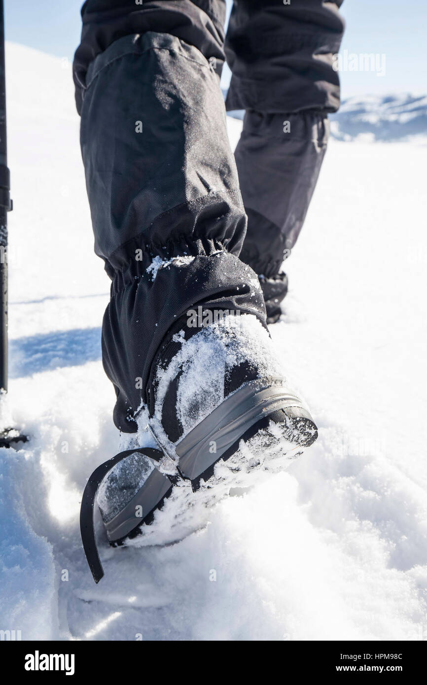 Winter Trekkingschuhe auf Schnee Weg Stockfoto