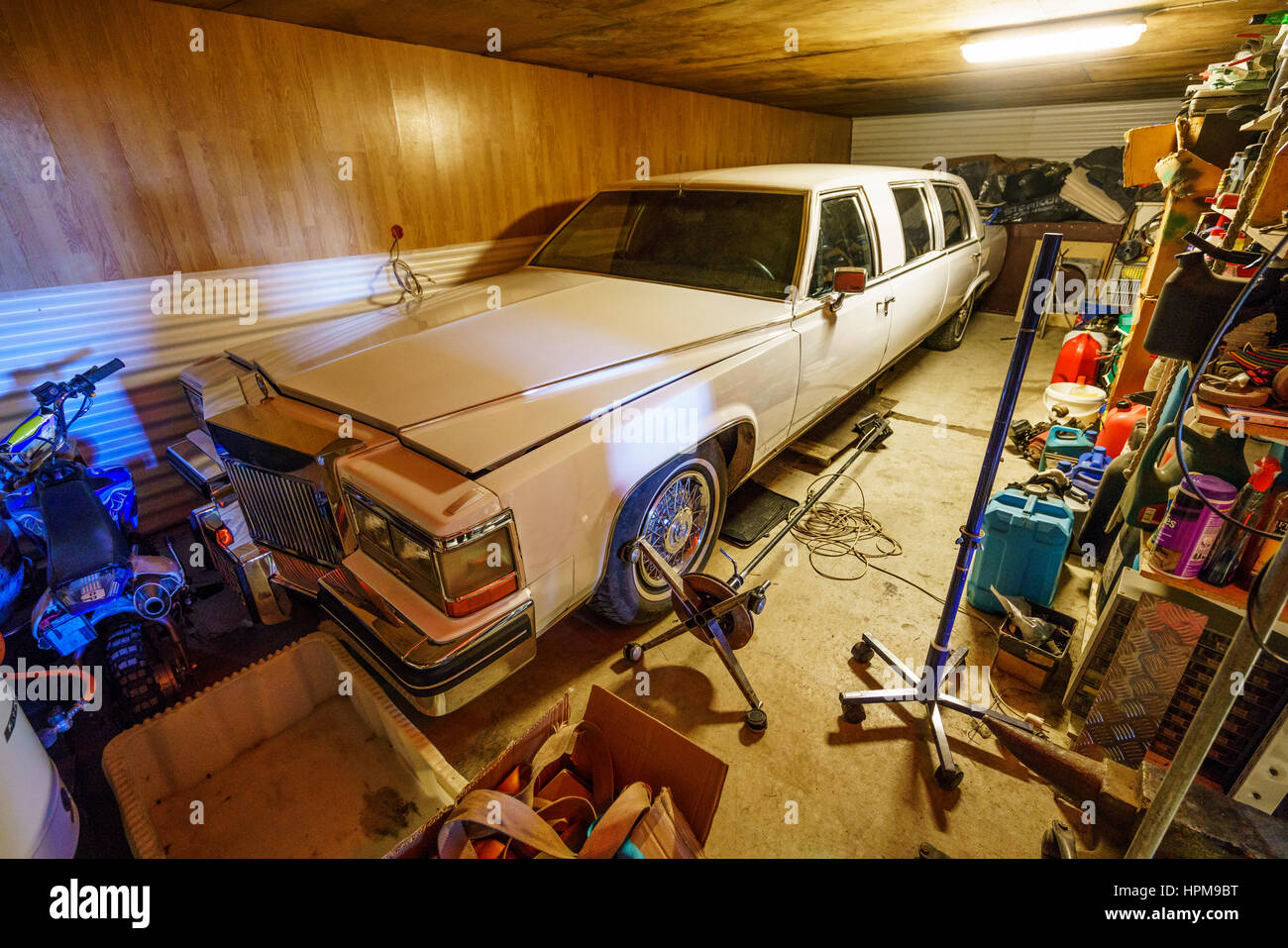 Cadillac in einem Workshop, Ost-Island Stockfoto