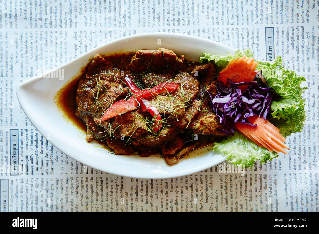 Khua Kling Phat Lunge - Phat (Tha) Lunge-Stil würzig, Kurkuma gewürzt trockene Curry mit Rindfleisch Stockfoto