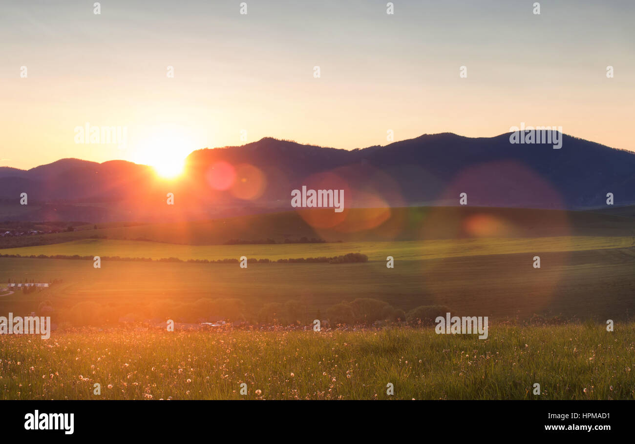 Abendhelle Berglandschaft mit Blendenfleck Stockfoto