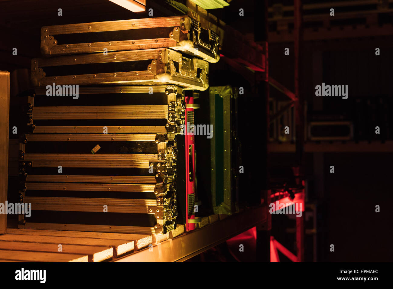 Flight-Cases für audio-visuelle Technik bei der Lagerung von Event-Stil Deckenfluter beleuchtet Stockfoto