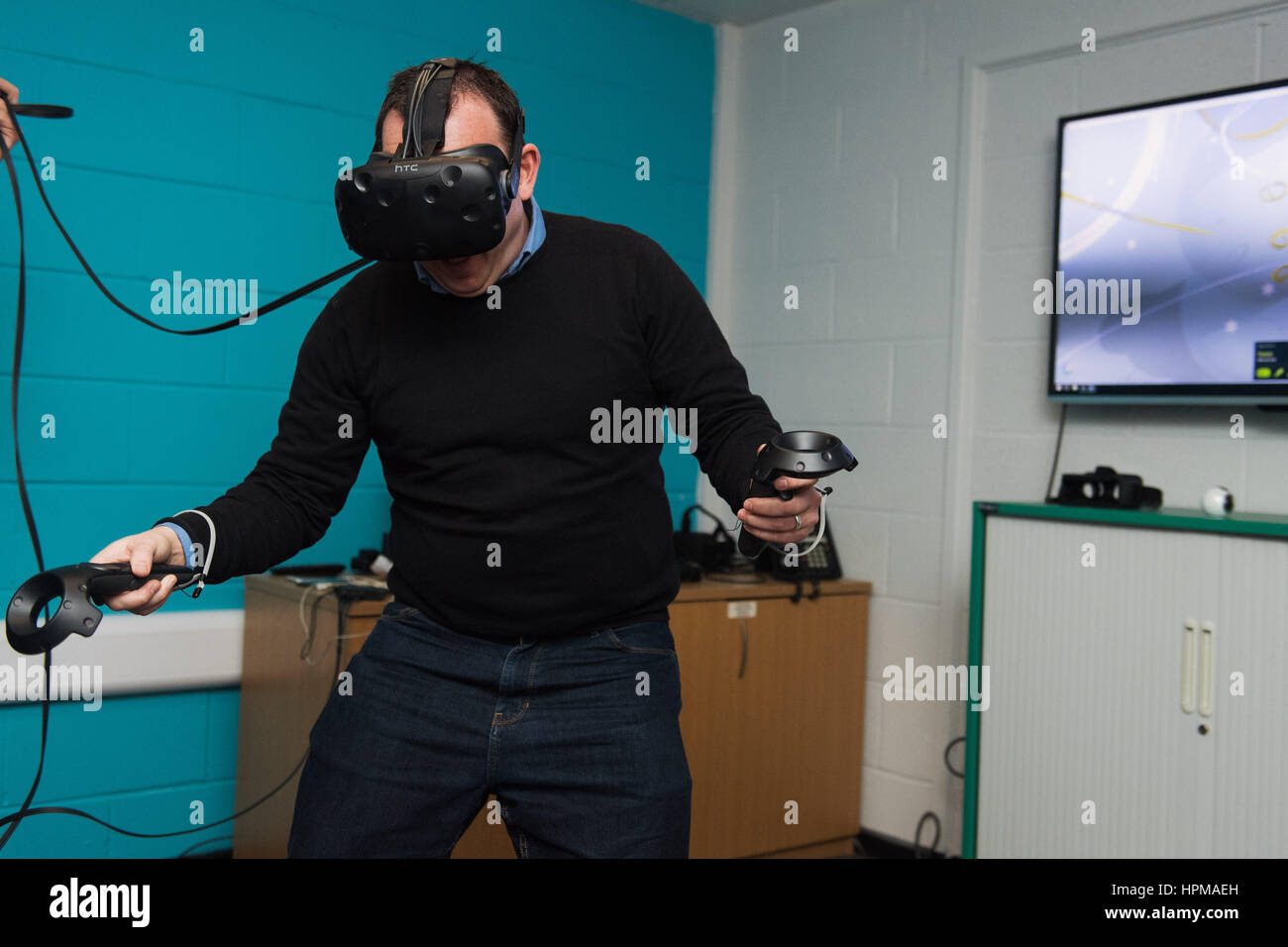 Ein Mann mit einer virtuellen Realität- oder VR - Kopfhörer Stockfoto