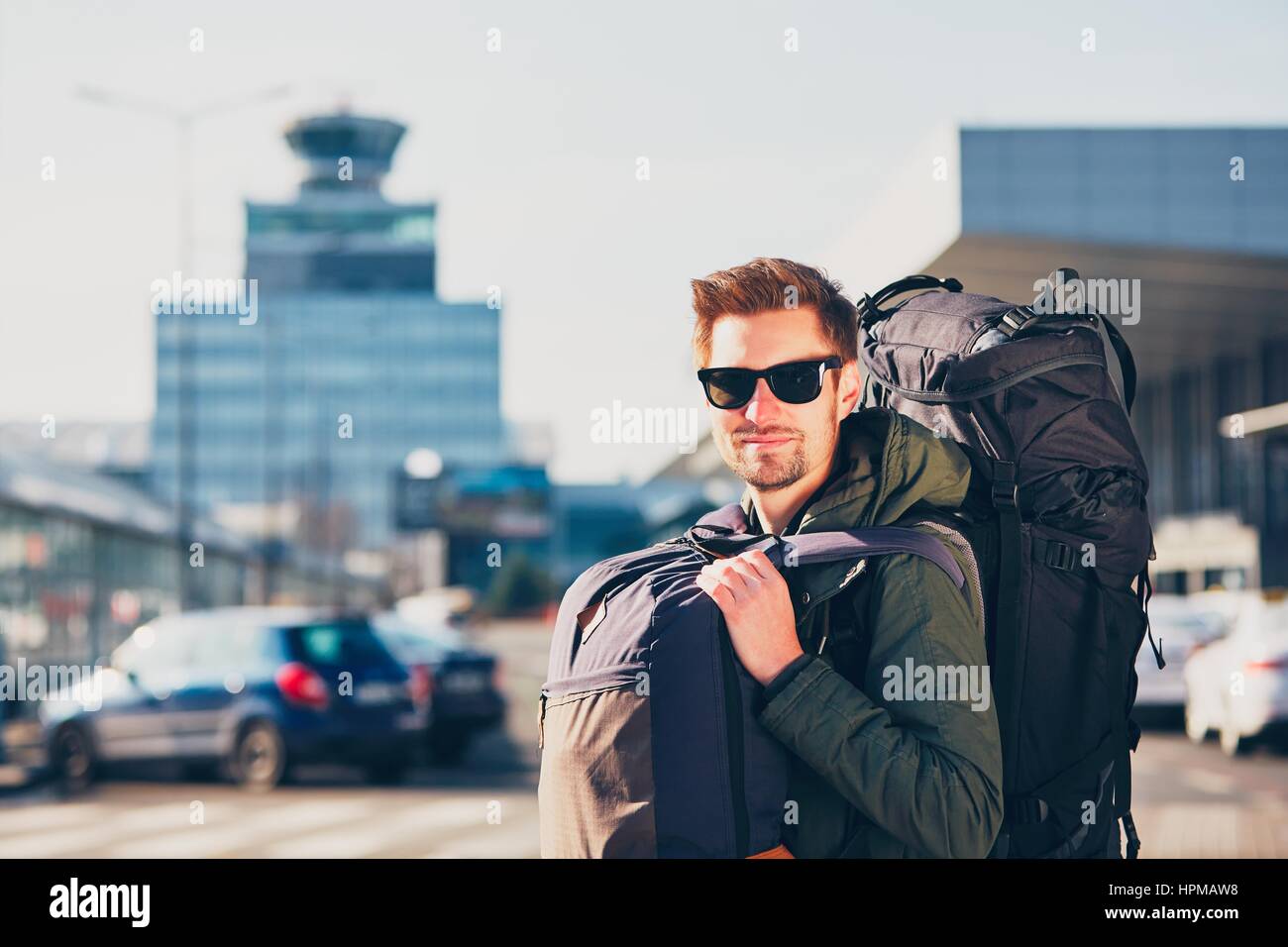 Porträt des jungen Reisenden mit Rucksack am Flughafen. Prag, Tschechische Republik. Stockfoto