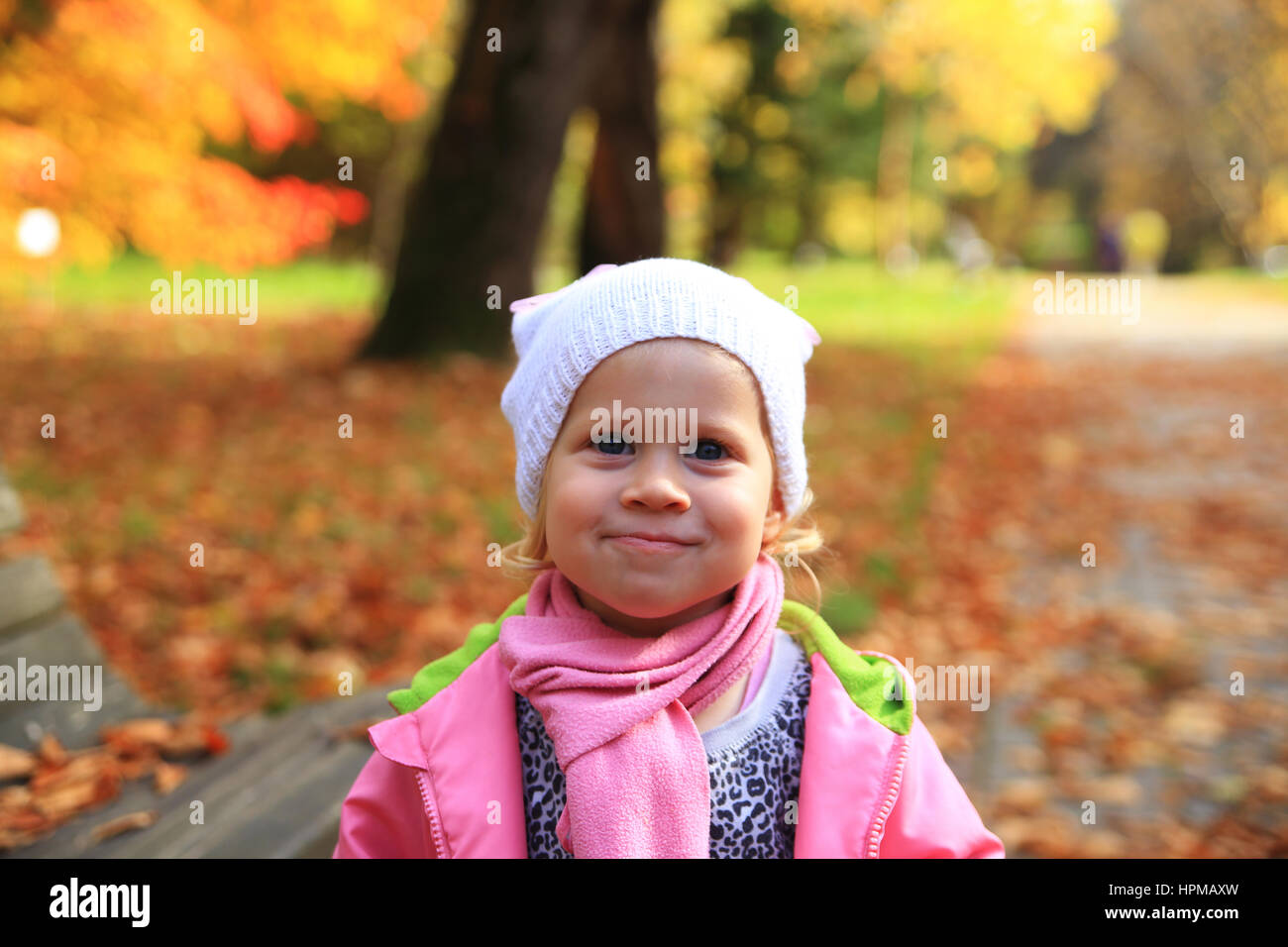 Lebensstil-Porträt der lächelnde Mädchen im Herbst park Stockfoto