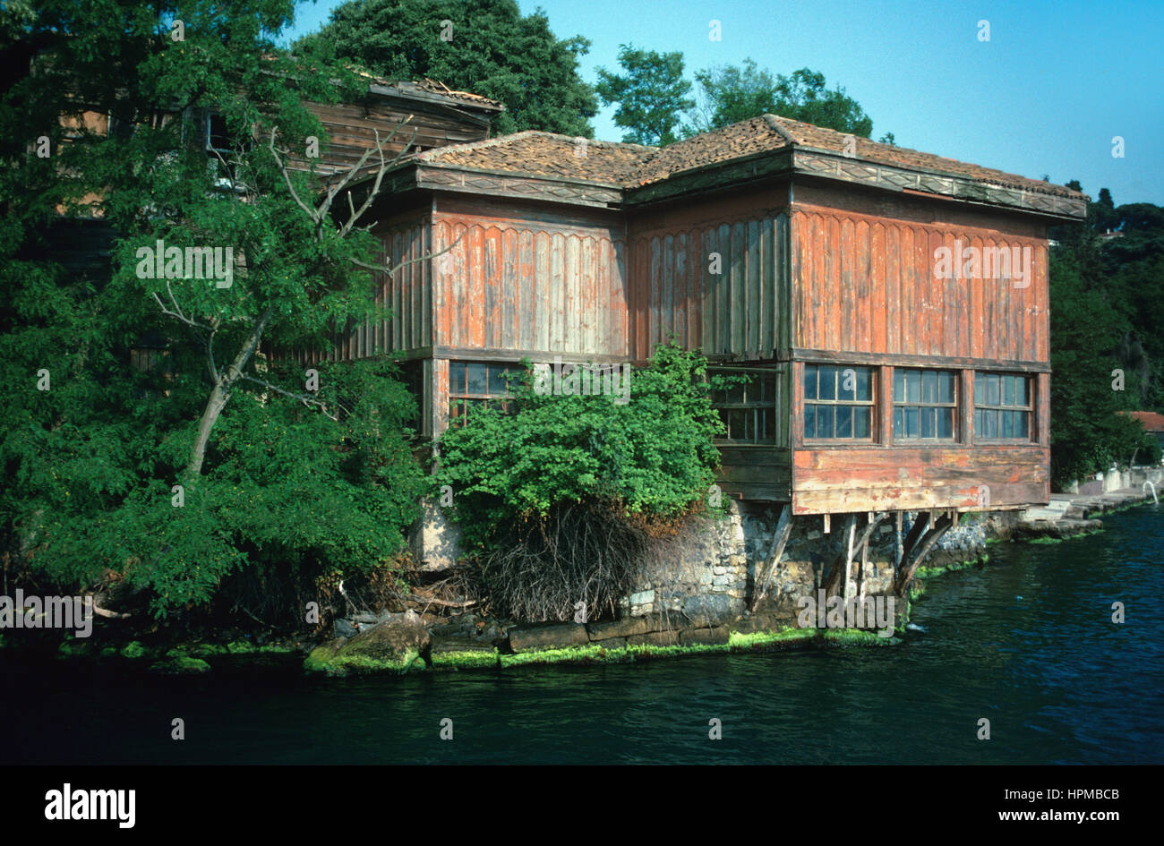 Der Köprülü Yali (1699), die älteste erhaltene hölzerne Waterfront Villa oder Yali am asiatischen Ufer des Bosporus Meerenge-Istanbul-Türkei. Das Holzhaus wurde von Grand türkischen osmanischen Großwesir Amcazade Köprülü Hüseyin Pascha gebaut. Stockfoto