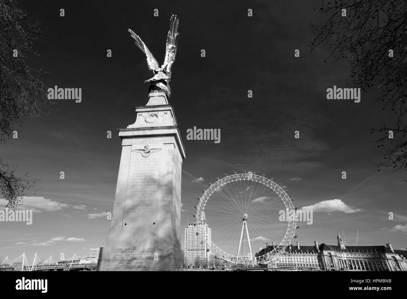 Sommer. Kriegerdenkmal und Millennium Wheel, South Bank, Themse, Westminster, London City, England, UK Stockfoto