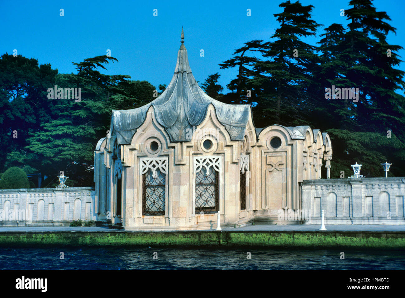 Barocke Gartenpavillon oder Kiosk auf dem Gelände der Waterfront Beylerbey oder Beylerbeyi-Palast (1961-65) am asiatischen Ufer des Bosporus oder Bosporus Meerenge-Istanbul-Türkei Stockfoto