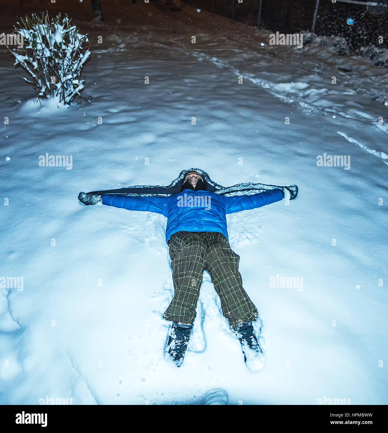 blaue Mädchen Jacke Furhat liegenden Schnee in der Nacht Stockfoto