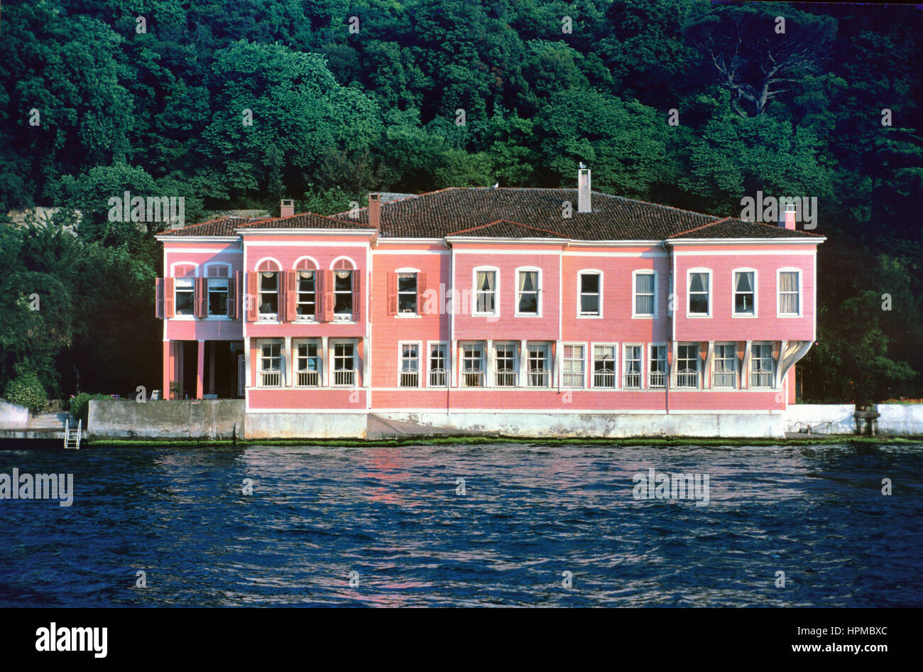 Fethi Ahmet Pasha Yali (c18th), früher auch bekannt als Pink Yali, einer osmanischen Türkisch hölzerne Waterfront Villa am asiatischen Ufer des Bosporus oder der Bosporus-Meerenge-Istanbul-Türkei Stockfoto
