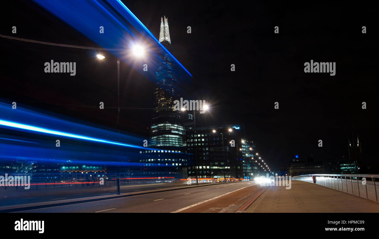 Verkehrsautos mit dem Shard im Hintergrund, LONDON, ENGLAND Stockfoto