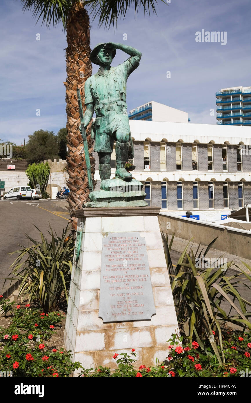 Krieg Denkmal für Gibraltar Freiwilligenorganisation, die Gibraltar Defense Force und das Gibraltar Regiment gewidmet. GIbraltar, Spanien, Europa. Stockfoto