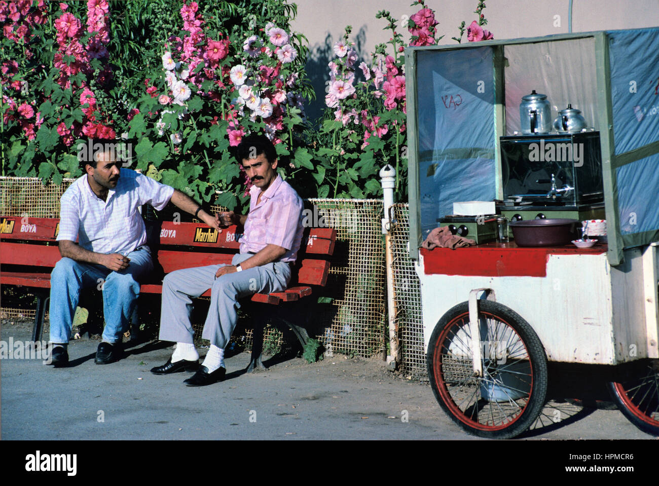 Türkischer Tee Verkäufer in den Garten von Sultanahmet Istanbul-Türkei Stockfoto Türkischer Tee Verkäufer in den Garten von Sultanahmet Istanbul-Türkei Stockfoto
