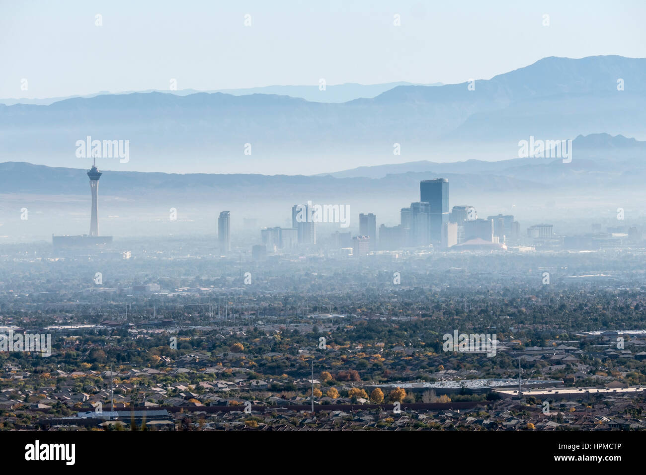 Las Vegas, Nevada, USA - 28. November 2014: Dunstige Smog gefüllt Morgen in das Las Vegas Valley. Stockfoto