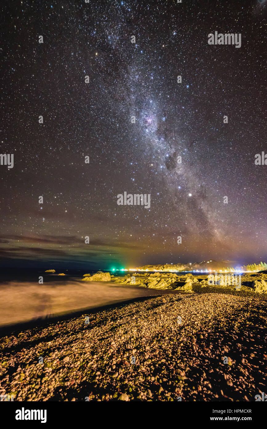 Milchstraße über Kaikoura Strand steigende, Neuseeland Stockfoto
