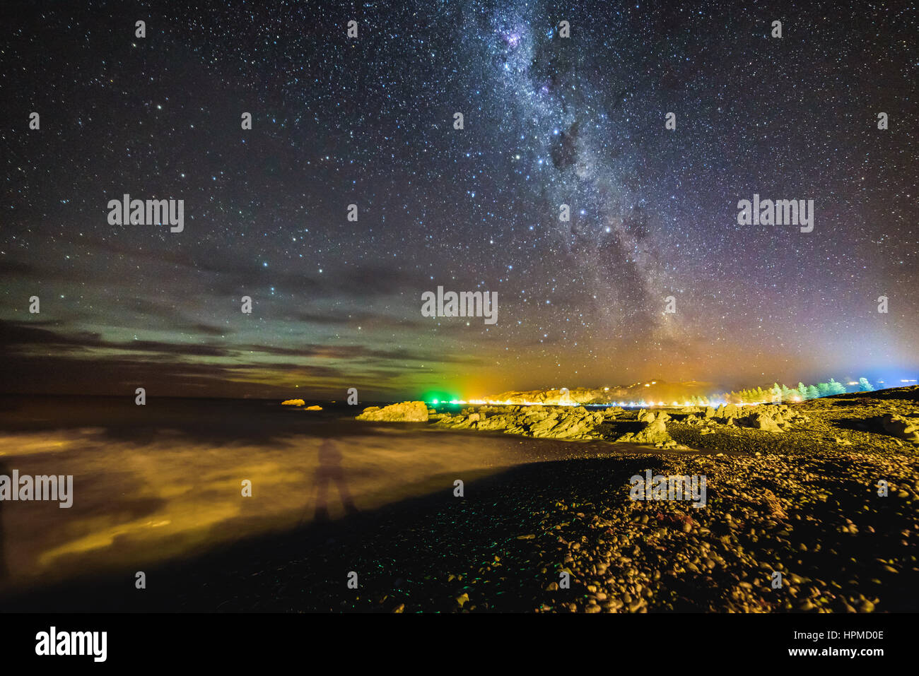 Milchstraße über Kaikoura Strand steigende, Neuseeland Stockfoto