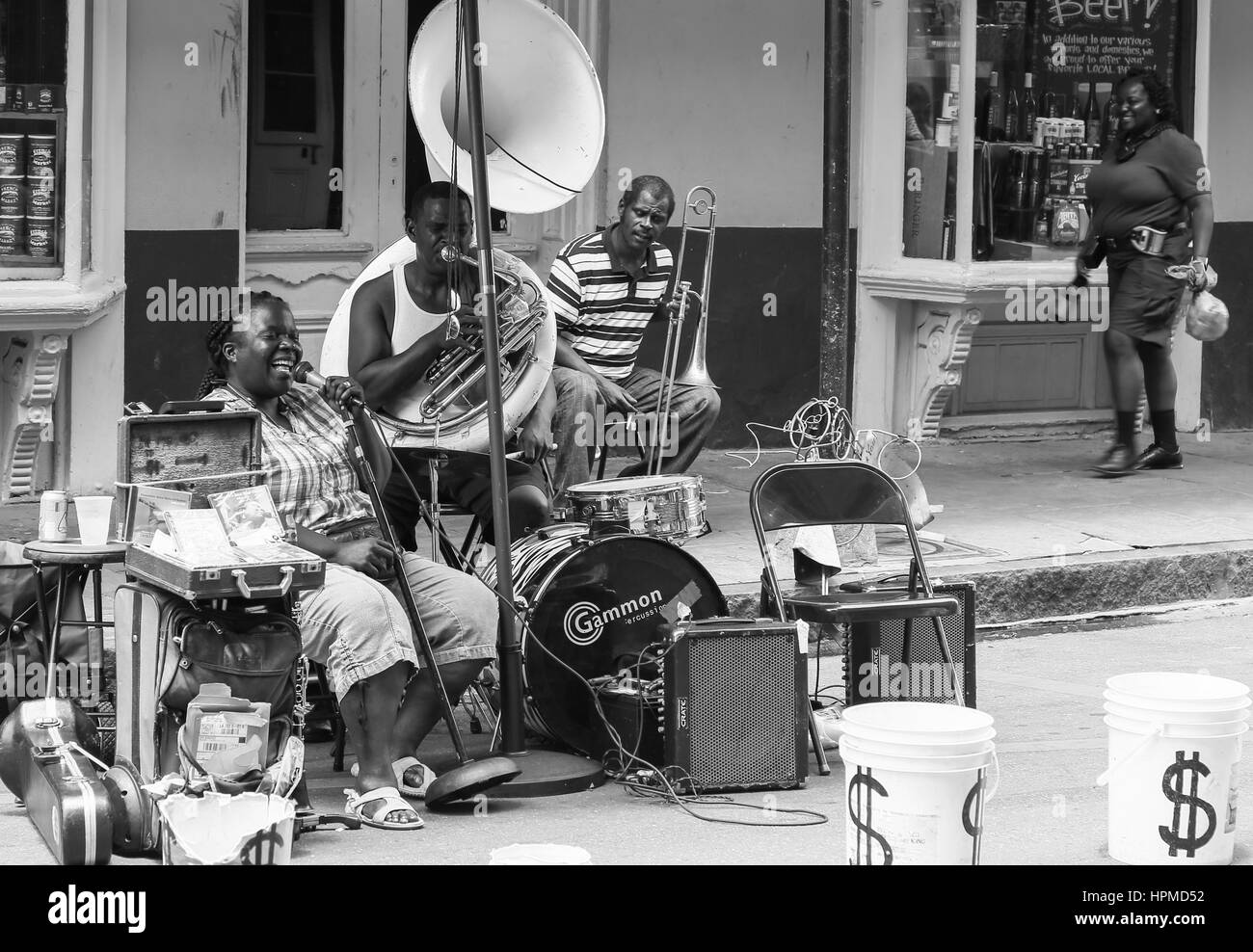 New Orleans, USA - 14. Mai 2015: Band spielt live-Musik am Royal Street im French Quarter. Das Bild ist schwarz-weiß. Stockfoto