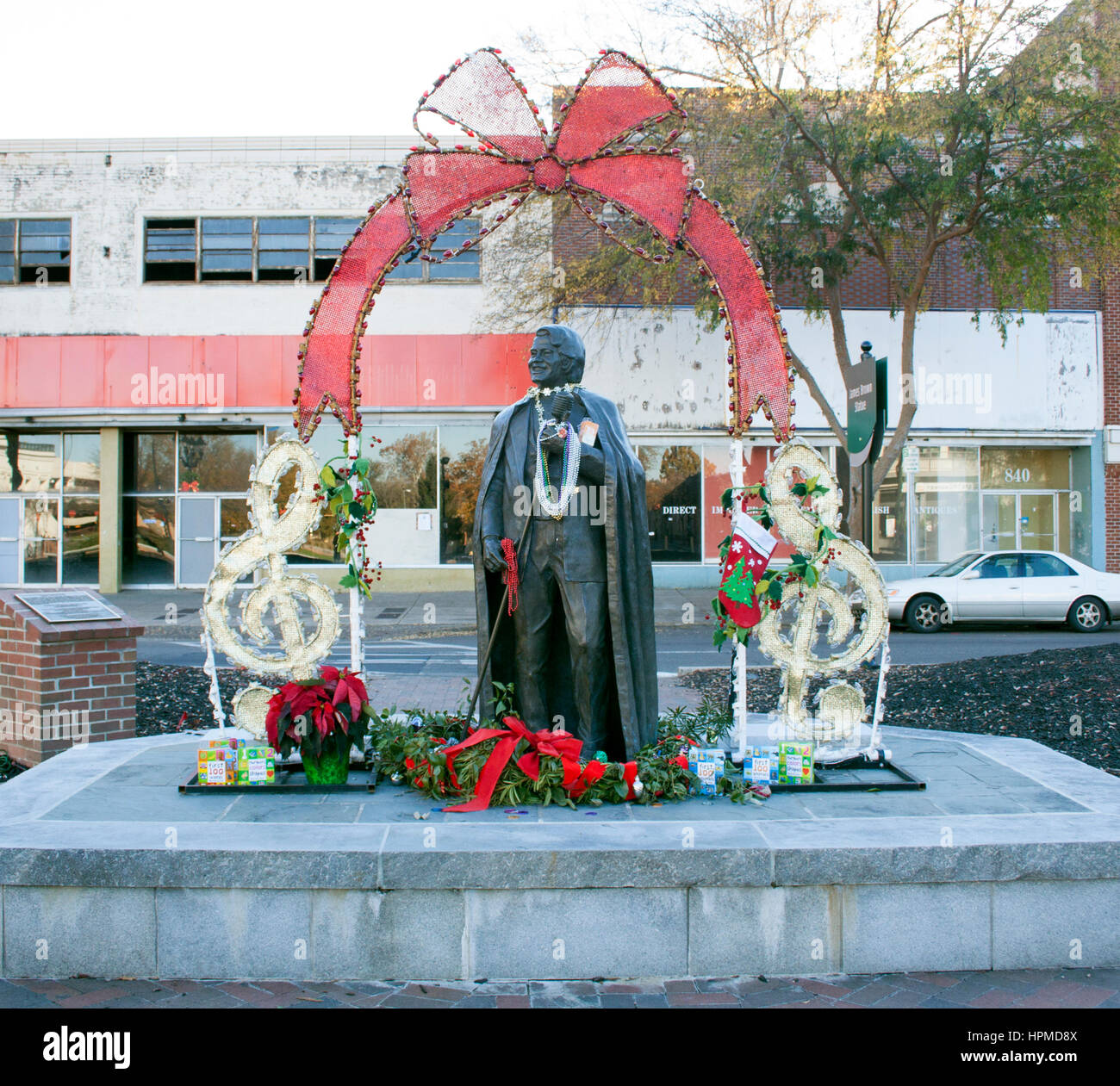 Eine Bronzestatue von James Brown in Augusta, Georgia, ehrt den „Pate of Soul“ in seiner Heimatstadt und feiert seine legendäre Musikkarriere. Stockfoto Eine Bronzestatue von James Brown in Augusta, Georgia, ehrt den „Pate of Soul“ in seiner Heimatstadt und feiert seine legendäre Musikkarriere. Stockfoto