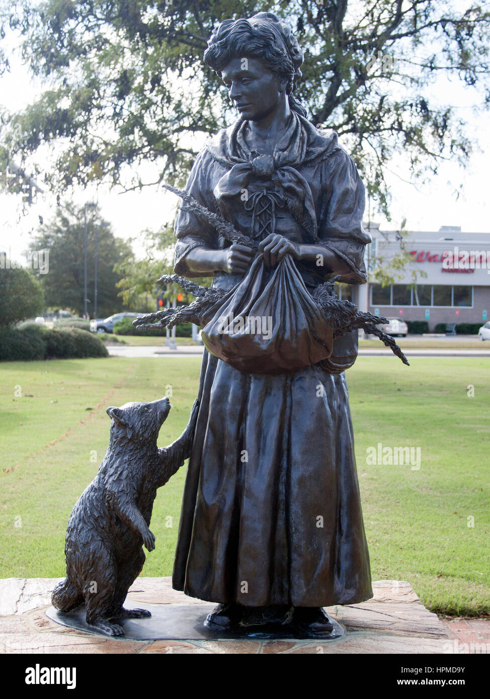 Die Witch of Pungo Statue in Virginia Beach ehrt Grace Sherwood, Virginias letzte verurteilte Hexe, die für ihren Mut und ihre dauerhafte Legende in Erinnerung gerufen wurde. Stockfoto