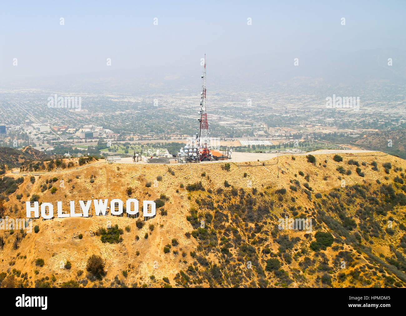 Los Angeles, USA - 27. Mai 2015: Luftaufnahme von den Hollywood-Schriftzug auf dem Mount Lee, oben auf dem Berg mehrere Antennen in den Rücken Stu Warner Bros. Stockfoto