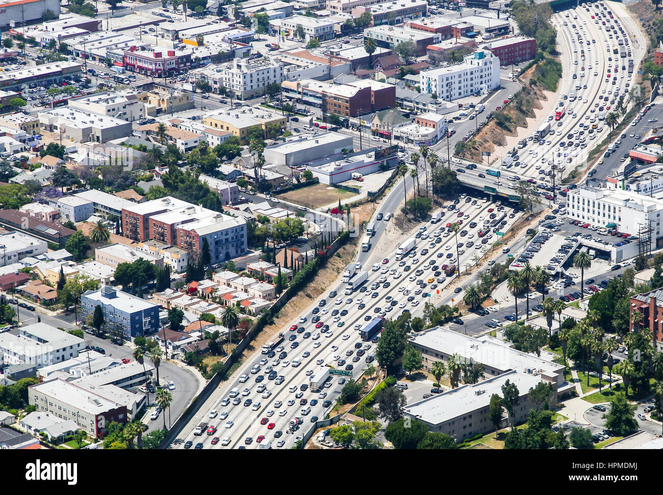 Los Angeles, USA - 27. Mai 2015: Luftaufnahme des Schwerverkehrs auf die Interstate 110, Santa Monica Boulevard kreuzt. Stockfoto