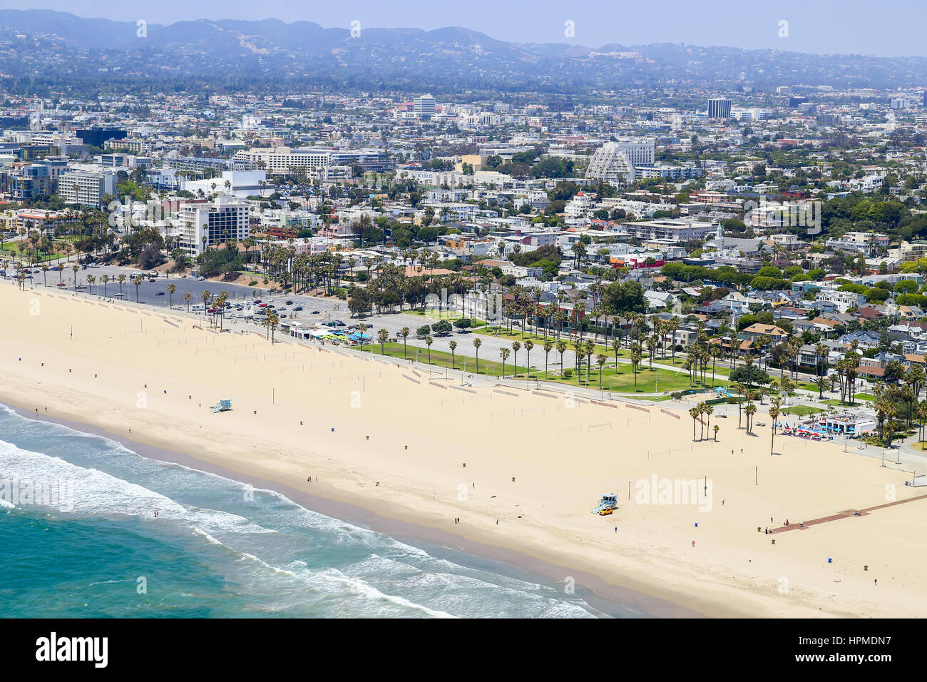 Los Angeles, USA - 27. Mai 2015: Luftaufnahme eines Teils von Venice Beach mit kaum Leute am Strand und im Meer. Stockfoto