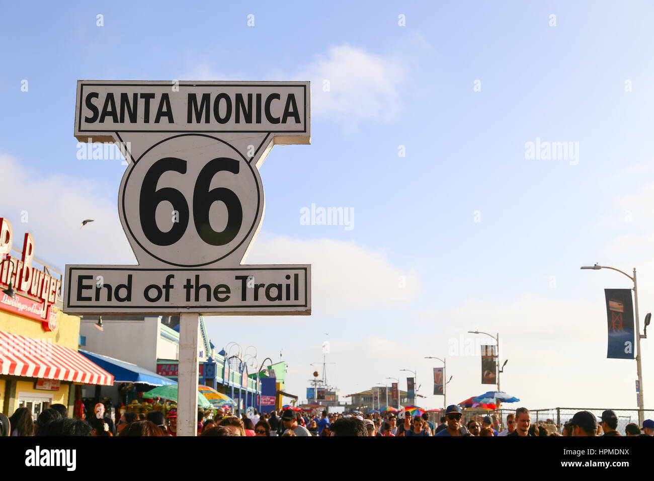 Santa Monica, USA - 30. Mai 2015: Zeichen markiert das Ende der Route 66 auf dem überfüllten Santa Monica Pier. Stockfoto