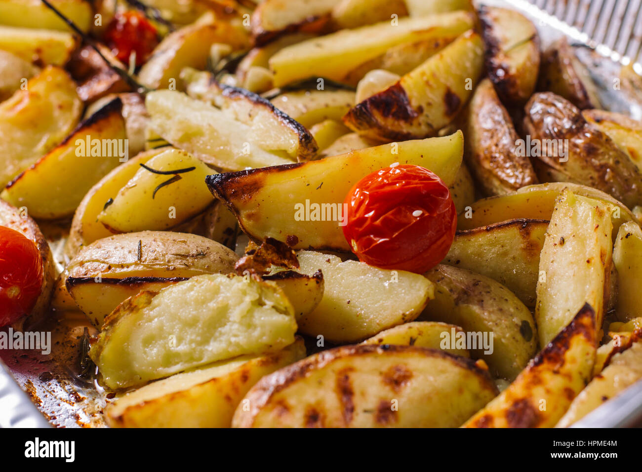 Gebratene Kartoffeln mit Kräutern. Stockfoto