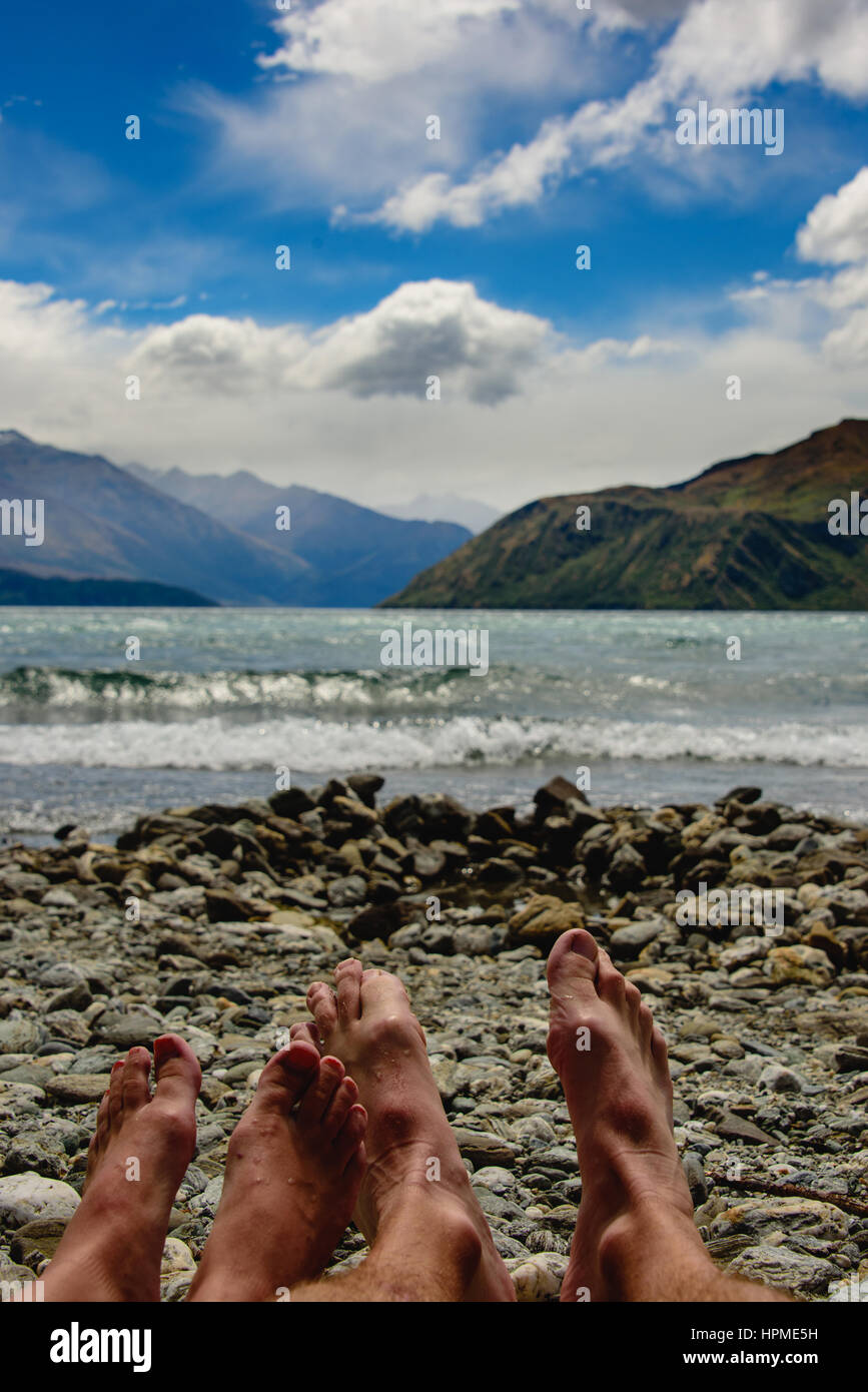 Füße entspannen vor Lake Wanaka, Neuseeland Stockfoto