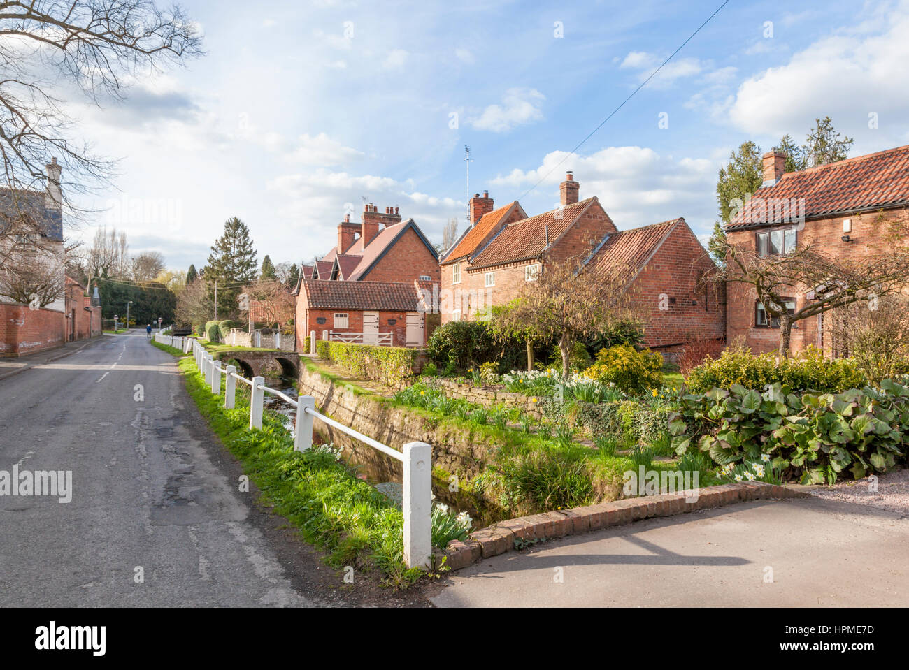 Englisches Dorf Lane Häuser mit Strom, Thurgaton, Nottinghamshire, England, UK Stockfoto