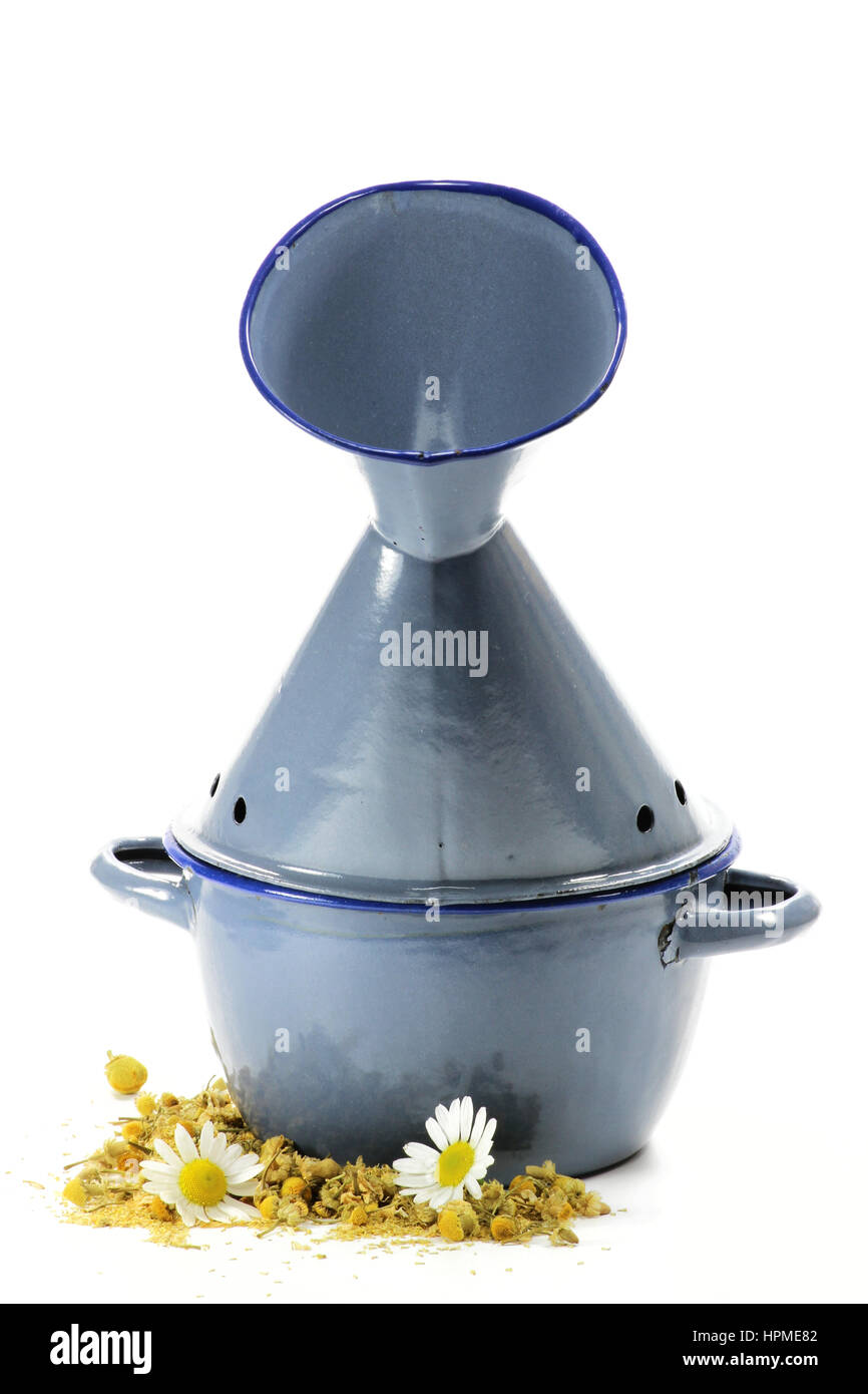 Emaille-Inhalator mit Kamille isoliert auf weißem Hintergrund Stockfoto