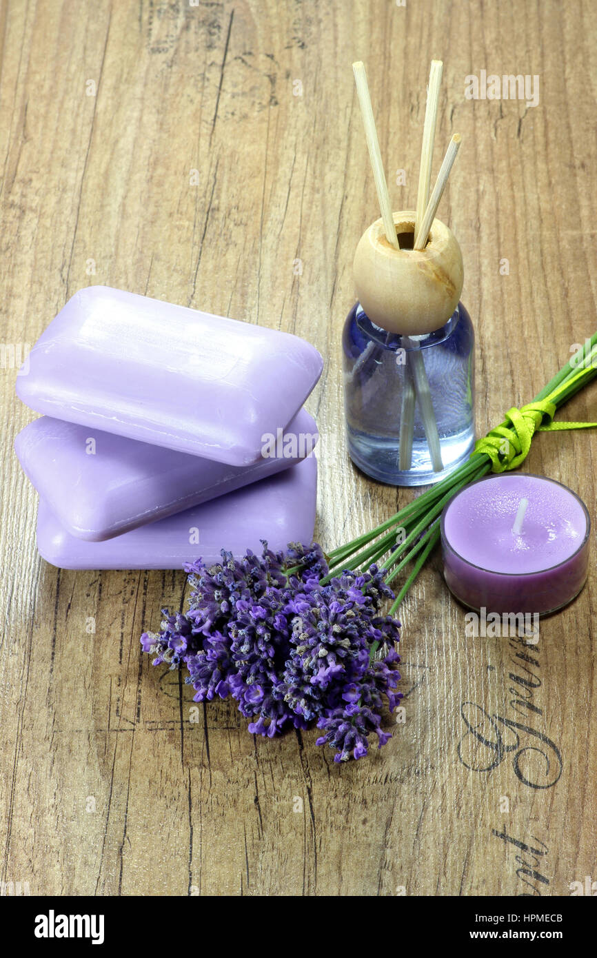 Sortiment verschiedener Lavendel Produkte auf hölzernen Hintergrund Stockfoto