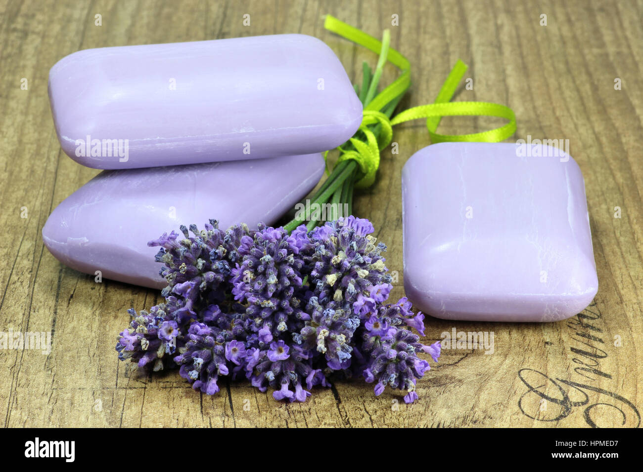 frischem Lavendel und Lavendel Seife auf hölzernen Hintergrund Stockfoto