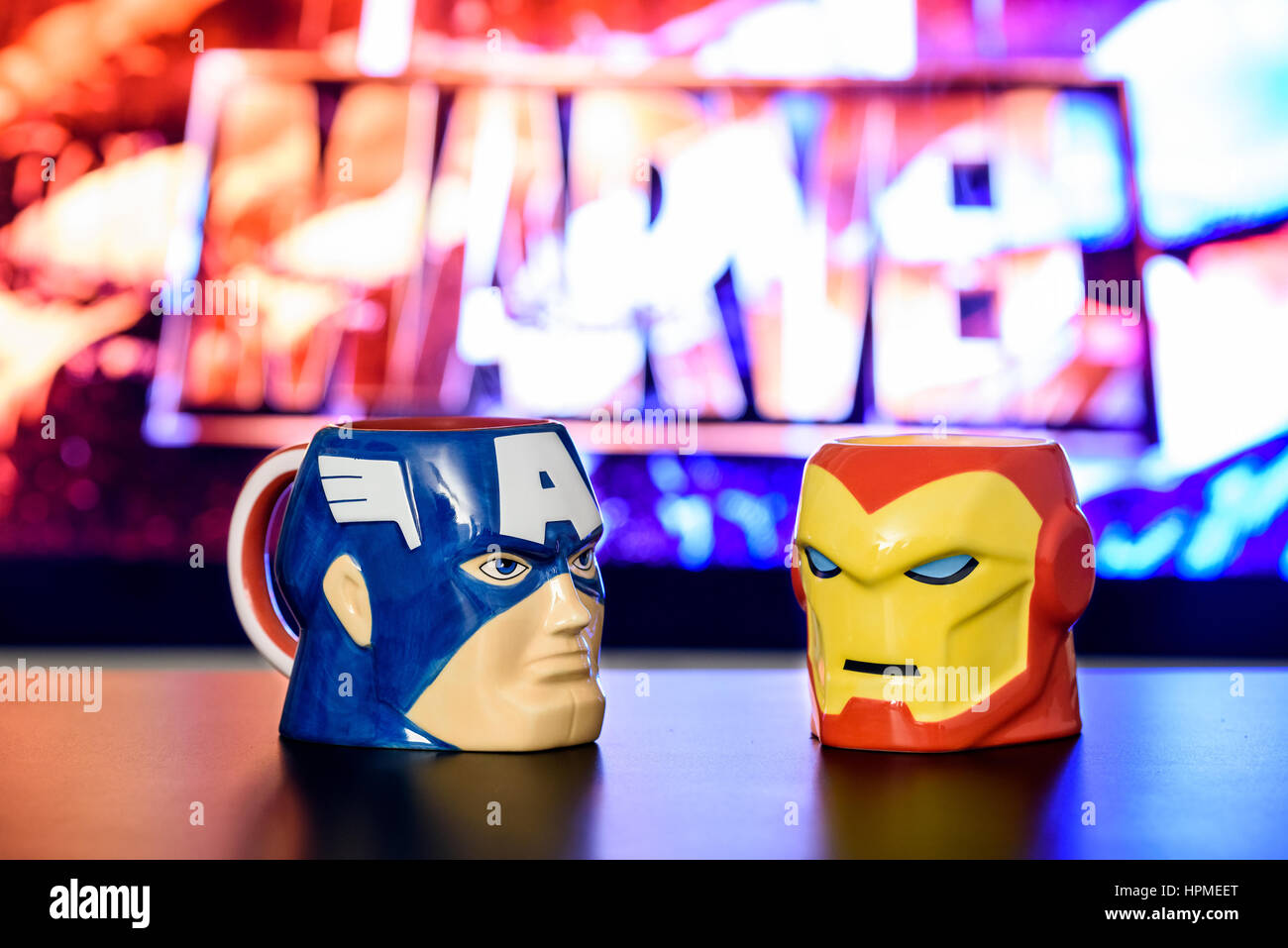 Bukarest, Rumänien - 13. September 2016: Film-Fans von Captain America und Ironman Tassen Marvel Avengers Film nachts trinken. Stockfoto