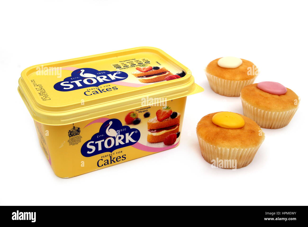 Camberley, Großbritannien - 22. Februar 2017: Eine Wanne mit Storch Kuchen Margarine, mit drei Cupcakes oder Feenkuchen. Storch ist eine Kultmarke im Vereinigten Königreich seit 1920 Stockfoto