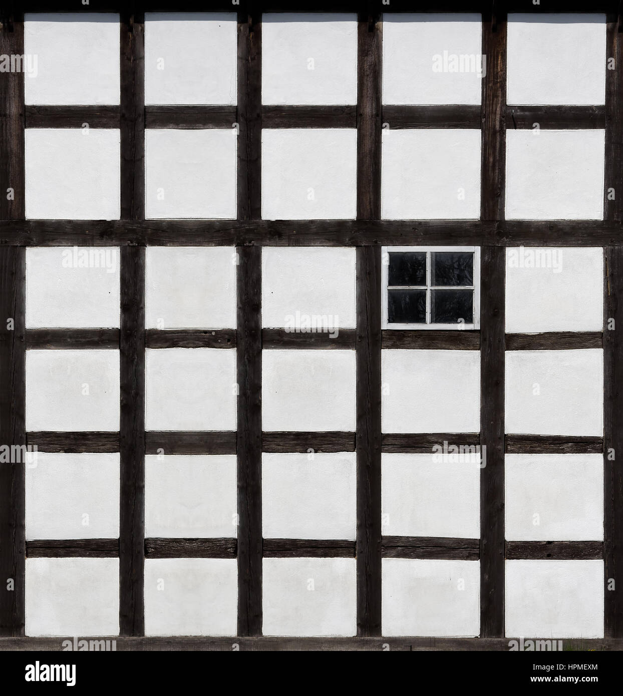 Die Wand und Fenster eines alten Bauernhauses Stockfoto Die Wand und Fenster eines alten Bauernhauses Stockfoto