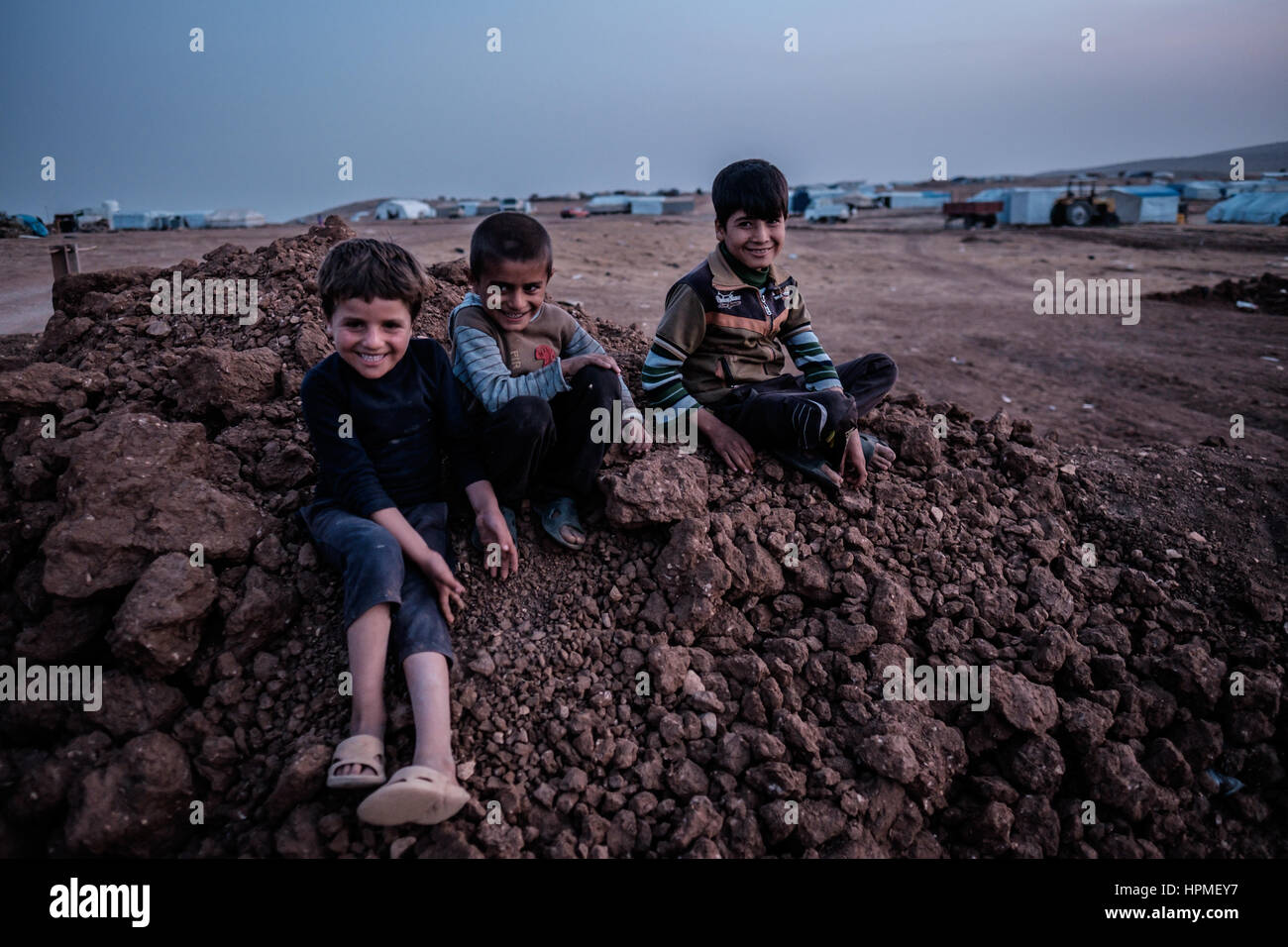 Kinder in die versteckten Tal Ontop von Sinjar Berg oberhalb der Stadt Sindschar, Provinz Ninive, Nordirak. Stockfoto