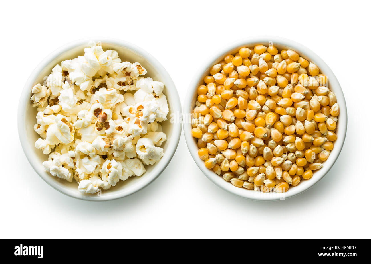 Popcorn und Mais Samen in Schüssel Isolaled auf weißem Hintergrund. Stockfoto