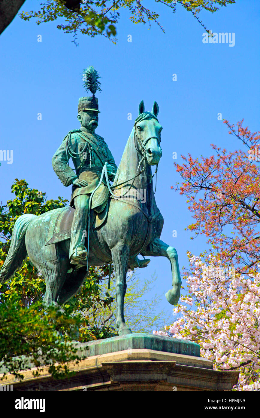 Eine Statue des Prinzen Komatsu Akihito in Ueno-koen Park Tokyo Japan Stockfoto