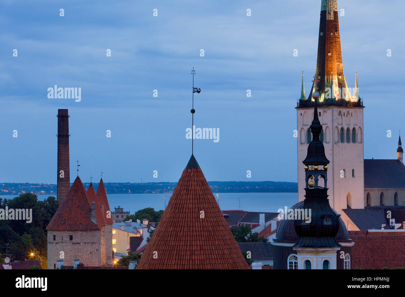 Detail der Skyline bei rechten Glockenturm der St. Olavs Kirche, Tallinn, Estland Stockfoto