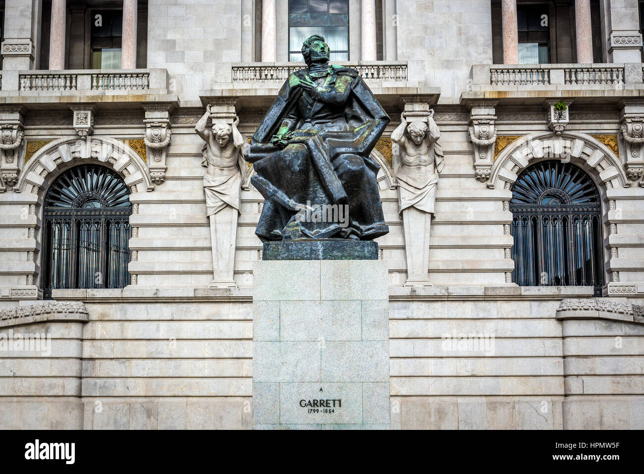 Statue des portugiesischen Dichter, Dramatiker, Schriftsteller und Politiker Almeida Garrett vor Rathaus von Porto, Portugal Stockfoto